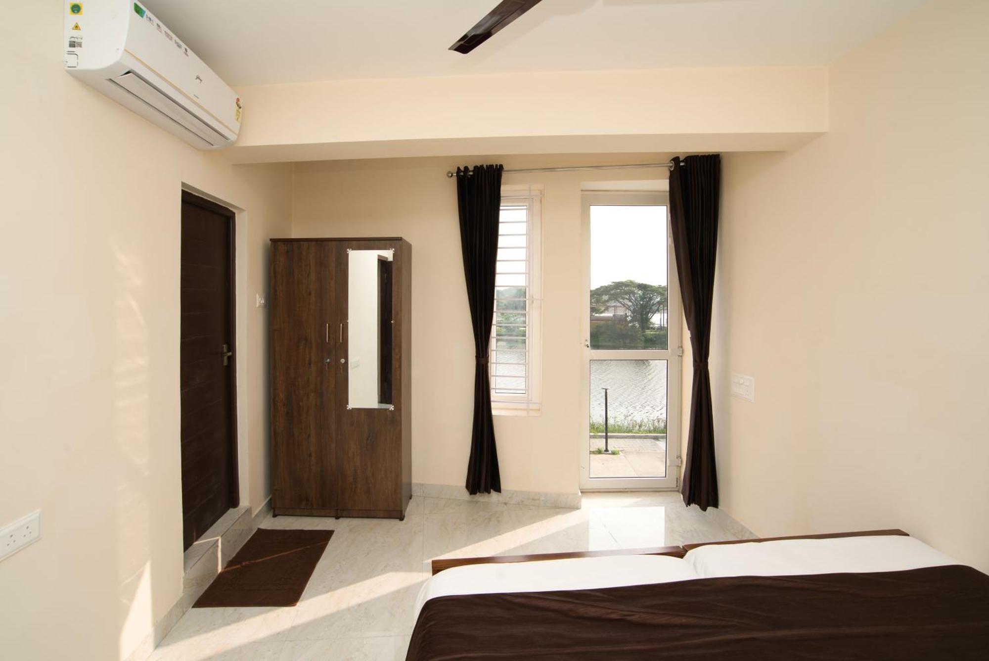 Aafiya Lakeview Apartment *