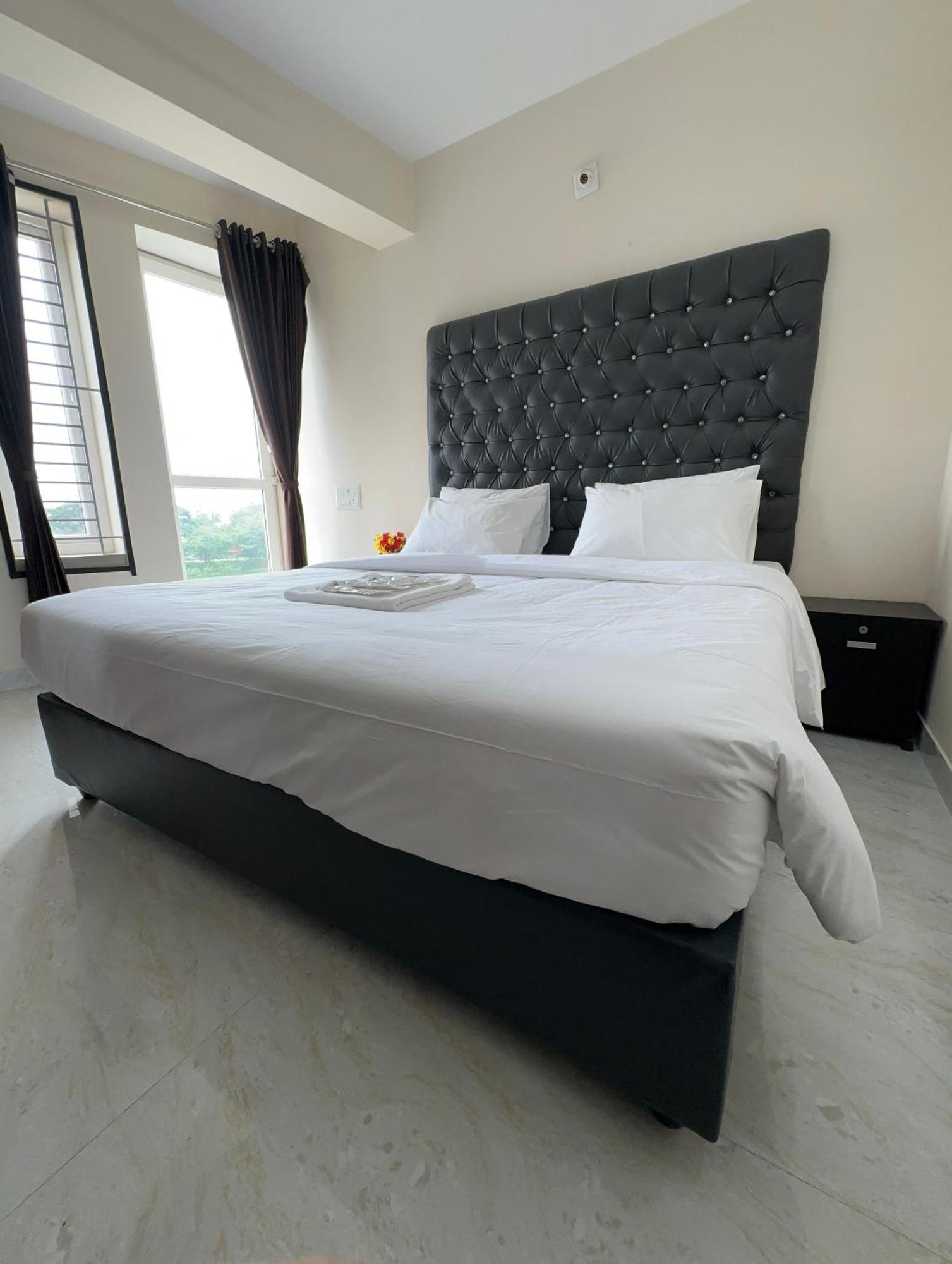 Aafiya Lakeview Apartment *
